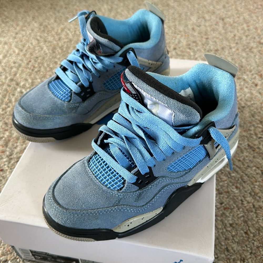 Jordan 4 UNC University blue